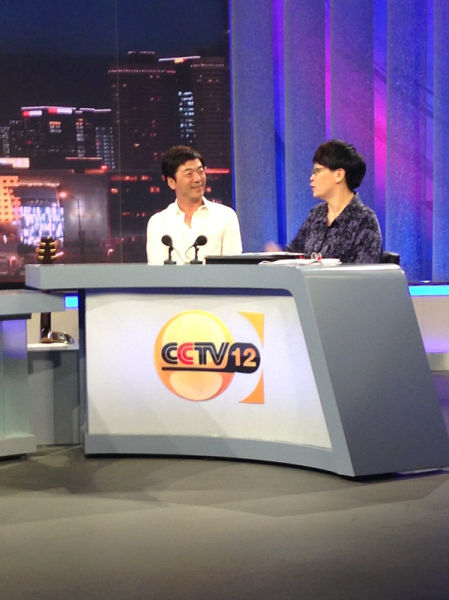 秦勇做客《夜线》 弹唱为儿子创作的新歌