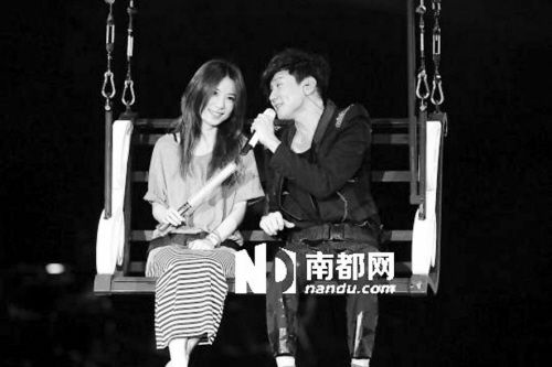 田馥甄和林俊杰一起荡秋千