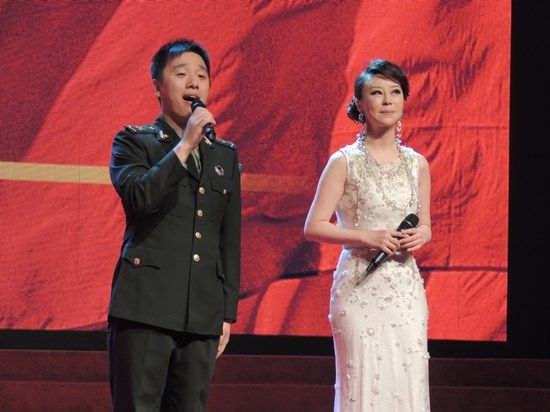 新浪娱乐讯 新年前夕,人气歌手祖海[微博]现身慰问中央驻港机构