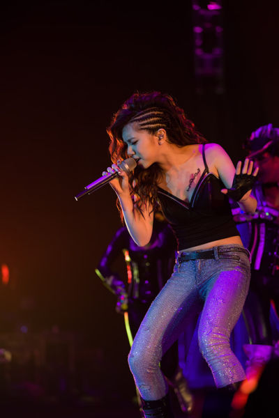 邓紫棋投入献唱