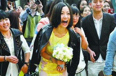 姚贝娜接金池捧花开怀大笑