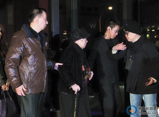 周杰伦外婆被搀扶着出席婚礼