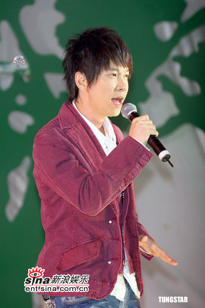 组图:陈秋霞重唱《偶然》 张智成忆往昔感动