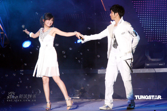 图文:selina助阵王力宏演唱会--牵手