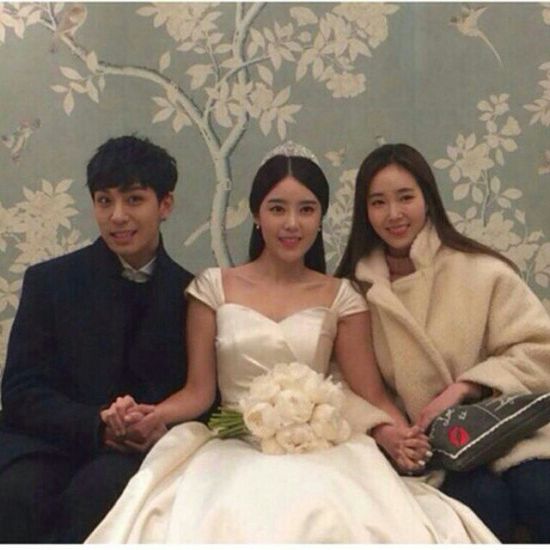Kim Sa Eun and celebrity friends at wedding