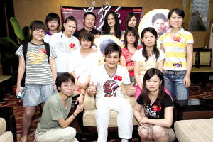 严宽写歌纪念外公外婆为上声乐课考表演系(图)