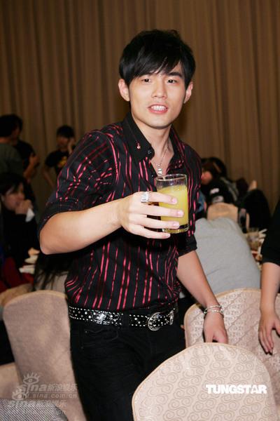 评周杰伦台北演唱会:巨星得失与神采之间(图)_