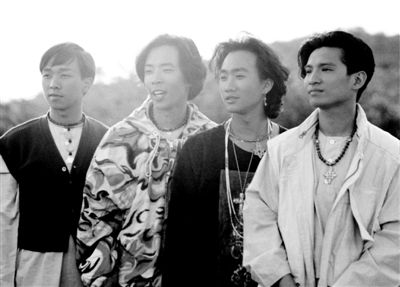 Beyond四位成员黄家强、黄贯中、黄家驹、叶世荣(左起)探访肯尼亚期间留下合影。