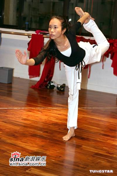 组图:莫文蔚演唱会彩排玩水袖 大跳瑜伽舞