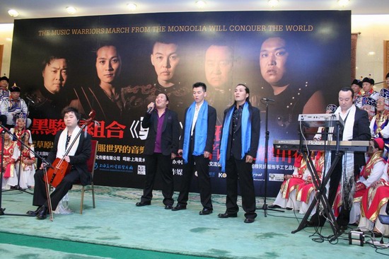 黑骏马组合发片 草原歌者化身蒙古《勇士》