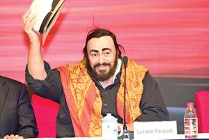 帕瓦罗蒂预热演唱会 有意卖车建希望小学(组图