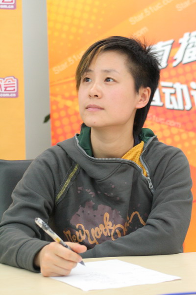 来自新浪音乐的评委刘岗新浪娱乐讯 “新浪歌会徐若瑄模仿秀”比赛于10月3