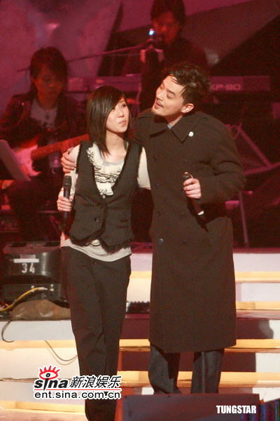 组图:黄耀明泳儿陈柏宇等《劲歌金曲》录影