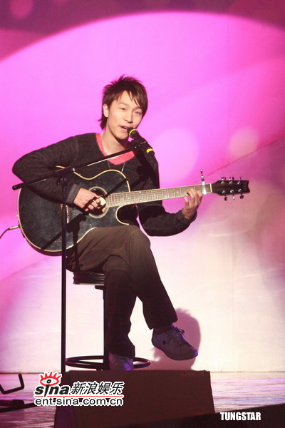 组图:黄耀明泳儿陈柏宇等《劲歌金曲》录影