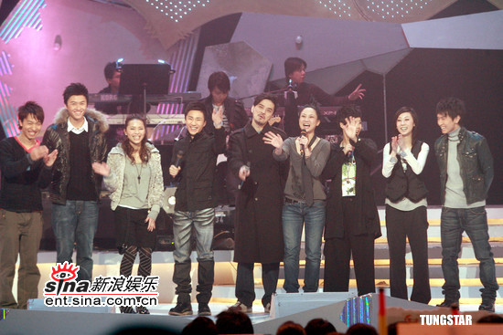 组图:黄耀明泳儿陈柏宇等《劲歌金曲》录影