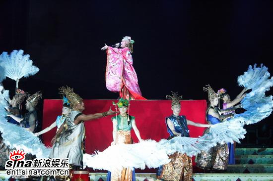 组图：滨崎步上海个唱华丽登场百变造型过足瘾