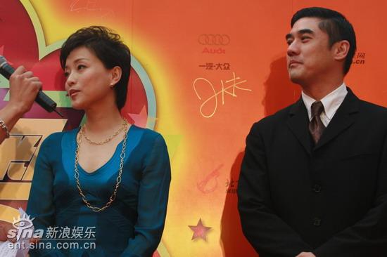图文：众星唱响奥运--杨澜与吴大维接受采访