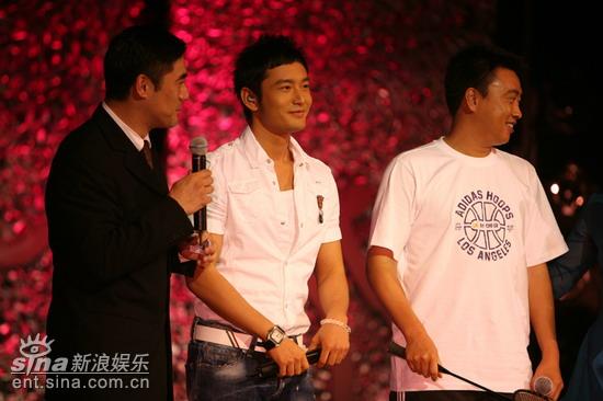 组图黄晓明校园行人气旺热情女大学生送飞吻