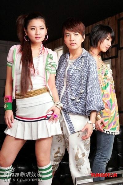 图文:SHE拍摄《借口》MV--三人散发青春