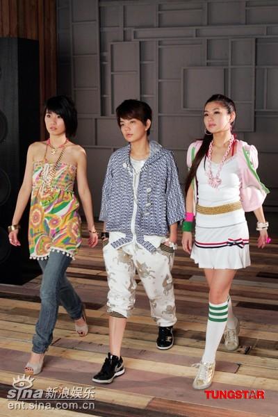 图文:SHE拍摄《借口》MV--整齐走台步