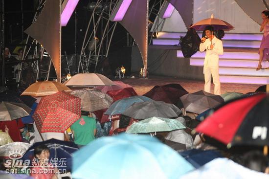 黄晓明香港牵手赵雅芝 情侣装上演姊弟恋【图】