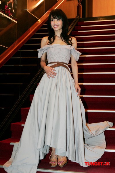 蔡依林金曲奖着低胸晚礼 浑圆双峰挤爆裙【图】