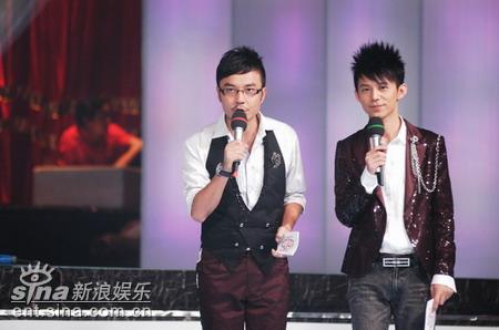 图文：快乐男声7进6总决赛--主持人汪涵何炅