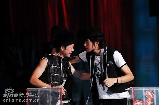 图文:快乐男声7进6总决赛--王栎鑫俞灏明互相鼓