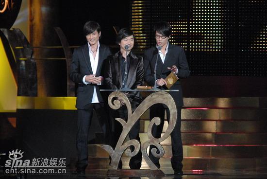 图文:包小松黄舒骏包小柏颁发最佳新人奖