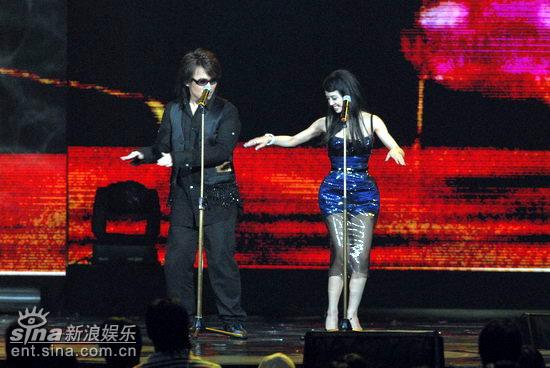 图文：伍佰玩转舞台传授蔡依林“花朵舞”