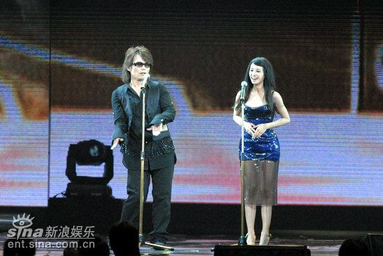 图文：伍佰传授“花朵舞”动作惹笑蔡依林