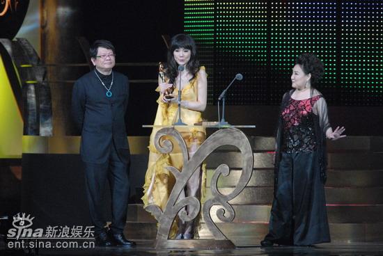 图文:谢金燕意外能以舞曲得奖 激动不已