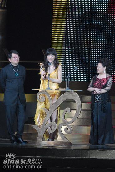 图文:最佳台语女歌手奖由谢金燕获得