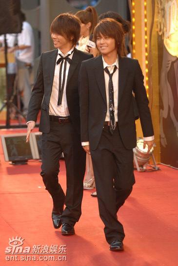 图文:日本偶像组合手越增田黑色西装帅气亮相