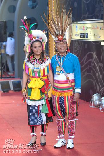 图文:台湾原住民歌手于嘉真伊吉亮相红毯