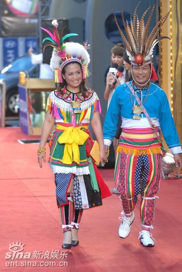 图文:台湾原住民歌手传统民族服饰拉手出场