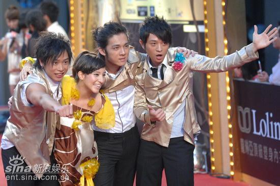 图文:南拳妈妈踏上红毯 紧握拳头势拿大奖