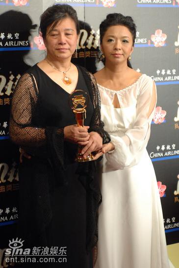 图文:张弘毅获特别贡献奖 夫人亮相后台