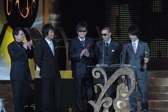 图文:董事长乐团上台领取最佳台语专辑奖