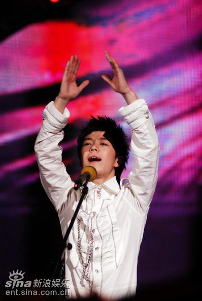 图文:快乐男声7进6总决赛--王栎鑫激情高歌
