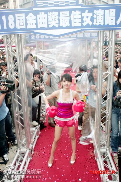 蔡依林西门町办签名会 戴钻石拳套庆功【图】