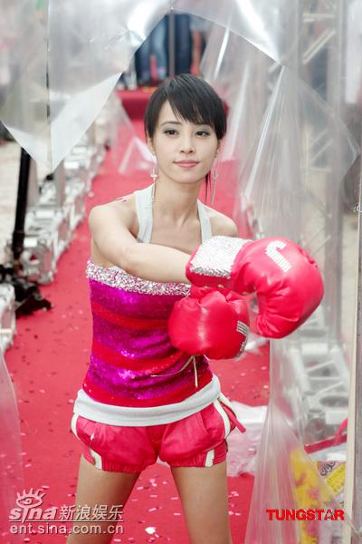 蔡依林西门町办签名会 戴钻石拳套庆功【图】