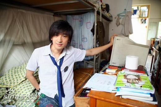 组图:网络歌手后弦回母校拍照纪念高考10周年