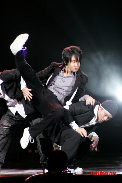 图文:金曲奖得主高歌-林俊杰踢腿秀舞