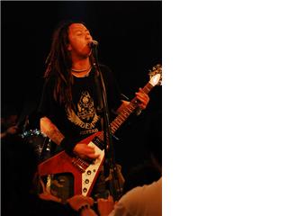 夜叉乐队主唱一人分两角 弹吉他张力十足【图】