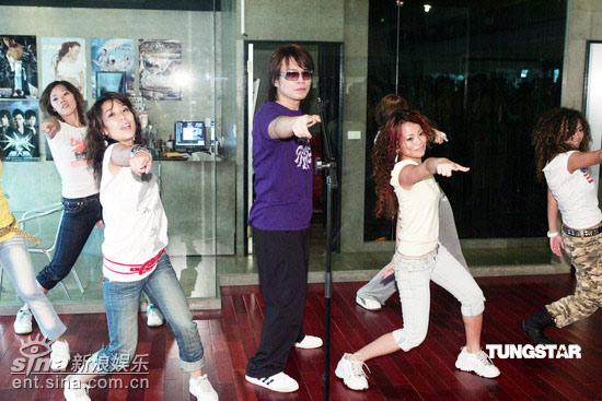 组图:摇滚天王伍佰演唱会排舞 与天心大玩贴身