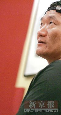 生活中的谢东真实、随和而幽默,让你暂时忘却这是个吸毒的病人。本报记者王嘉宁摄