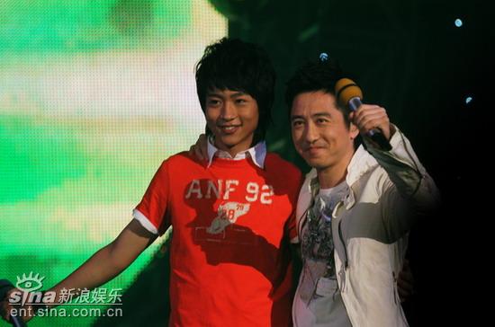图文：快乐男声6进5总决赛-庾澄庆魏晨拥抱