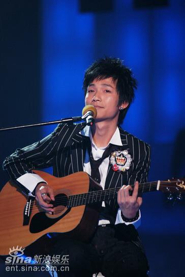 图文:快乐男声6进5总决赛-陈楚生弹吉他