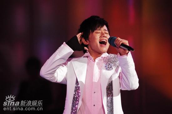 图文:快乐男声6进5总决赛-张杰唱山歌